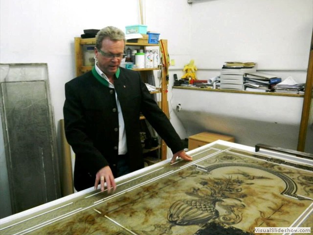 Künstler Werner Goll erklärt die einzelnen Schritte der verschiedenen Arbeitsvorgänge in der Glasaetzkunst